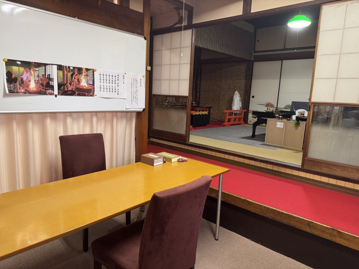 講義席。本堂を望む